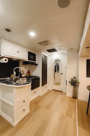 Køleskab, mikrobølgeovn, ovn, kogeplade