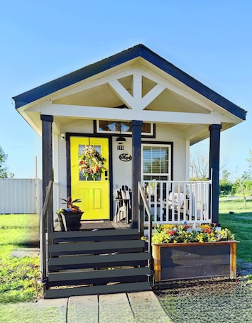 Terrace/patio. Luxury Micro Retreat| Spa Amenities|Fire Pit|Pet Yard
