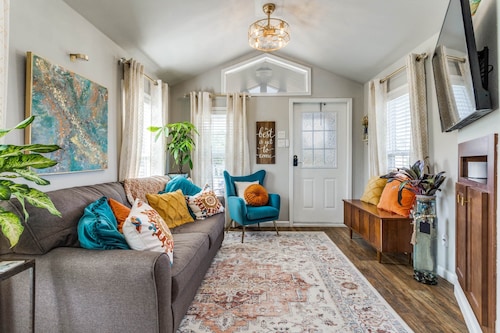 Breezy Hollow | Cozy Tiny Home Retreat w/ Fire Pit, Pet Yard