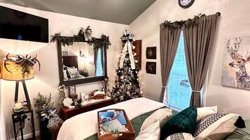 Een strijkplank/strijkijzer, wifi, beddengoed