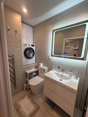 Hair dryer, towels, soap, toilet paper - Private paradise 10 min walk from Mission Bay (Mission Bay)