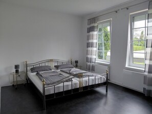 1 habitación, tabla de planchar con plancha, wifi y ropa de cama 