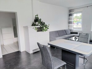 Dining - Comfort vacation apartment Niemann 4 with private garden/terrace (Lübeck)