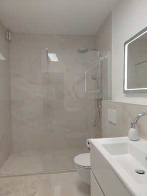Hair dryer, towels, soap, toilet paper - Comfort vacation apartment Niemann 4 with private garden/terrace (Lübeck)