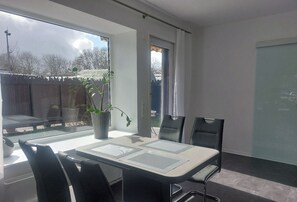 Dining - Comfort vacation apartment Niemann 4 with private garden/terrace (Lübeck)