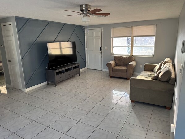 Smart TV - Lovely 2-bedroom/2-bathroom-pet friendly-house with in pleasant Holiday (Holiday)