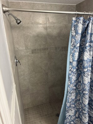 Shower, hair dryer, towels - Lovely 2-bedroom/2-bathroom-pet friendly-house with in pleasant Holiday (Holiday)