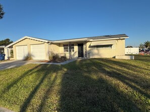 Exterior - Lovely 2-bedroom/2-bathroom-pet friendly-house with in pleasant Holiday (Holiday)