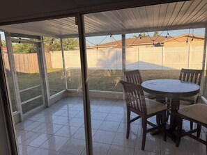 Outdoor dining - Lovely 2-bedroom/2-bathroom-pet friendly-house with in pleasant Holiday (Holiday)
