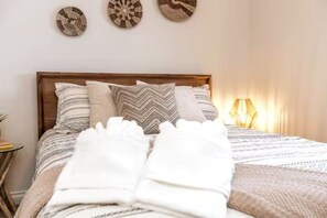 8 makuuhuonetta, työpöytä, silitysrauta/-lauta, vauvan matkasänky