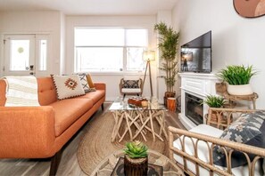 Älytelevisio, takka, kirjoja