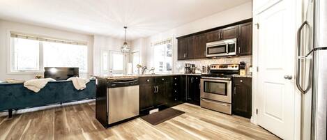 Refrigerador, microondas, horno y parrilla de estufa