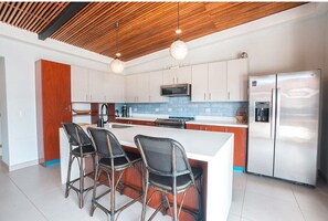 Fridge, microwave, oven, stovetop - Your Perfect Tropical Vacation Villa (Guatemala de Santa Rosa)