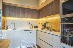 ثلاجة، ميكروويف، فرن، موقد طهي مسطح