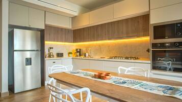 Frigorífic, microones, forn i placa de cuina