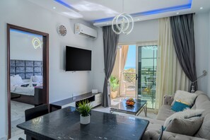 Smart TV - Modern beach apartment with pool, terrace & sea view – Juliana Beach Resort (Red Sea Governorate)