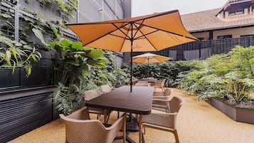 Classic Apartment | Outdoor dining
