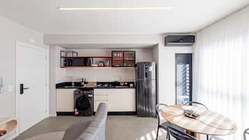 Appartement | Privékeuken | Een koelkast, een microgolfoven, een kookplaat, een blender