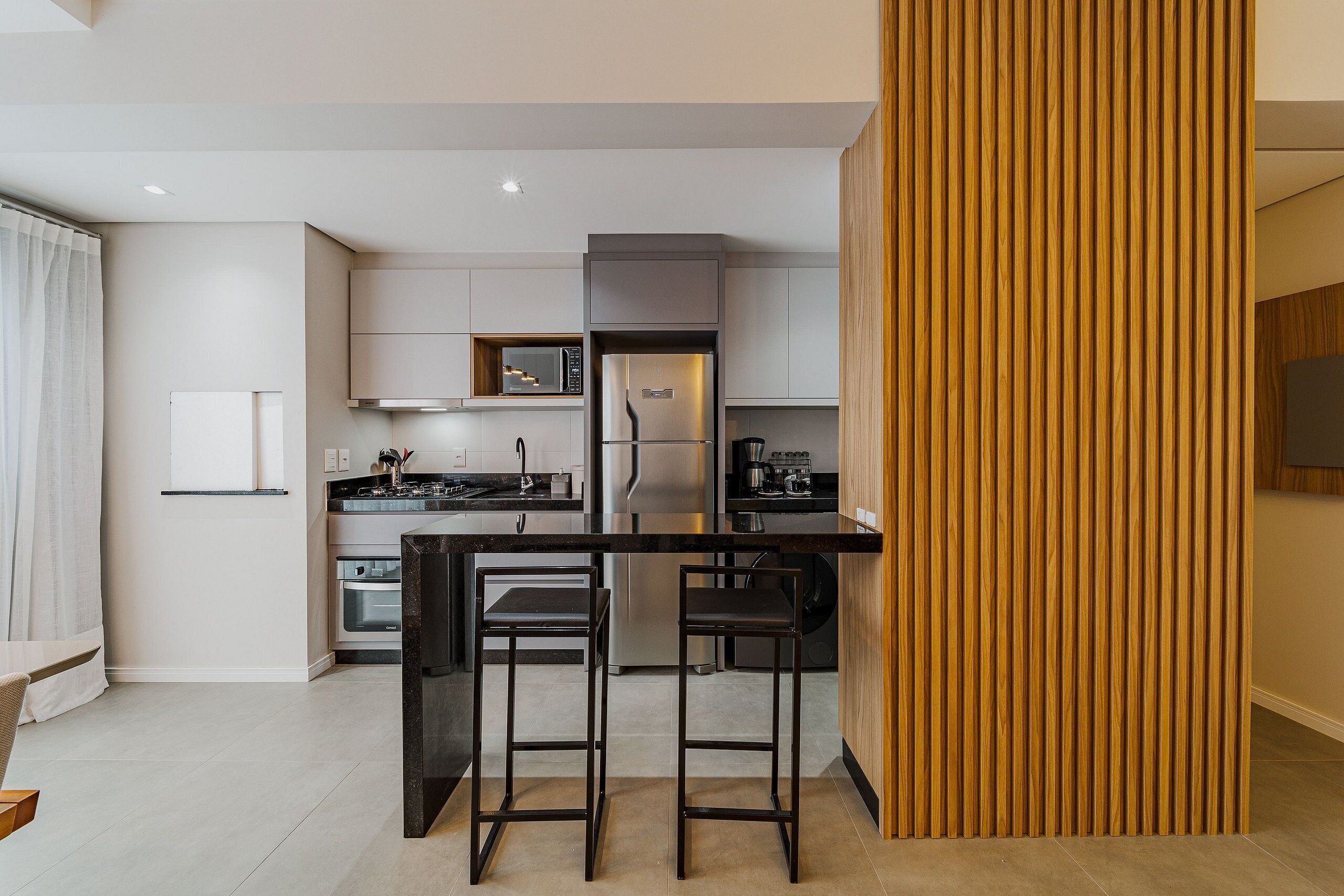 Comfort appartement | Privékeuken | Een koelkast, een magnetron, een kookplaat, een blender