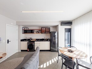 Apartment | Private kitchen | Fridge, microwave, stovetop, blender - Morse Residencial Flipchave MOR000 (Joinville)