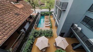 Classic Apartment | Outdoor dining