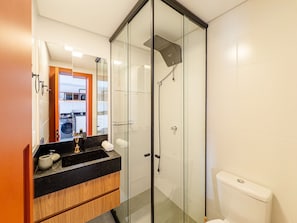 Appartement | Salle de bain | Douche, articles de toilette (gratuits), séchoir à cheveux