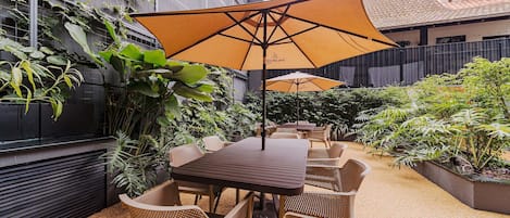 Classic Apartment | Outdoor dining