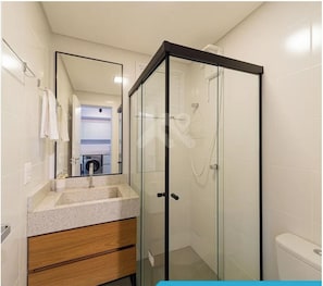 Ilmaiset hygieniatuotteet, hiustenkuivaaja, pyyhkeet, vessapaperi