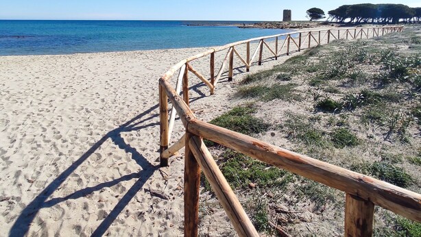 A sandy beach with a wooden fence leading to the sea. - Fsg-pint02p1 in San Giovanni (Posada)