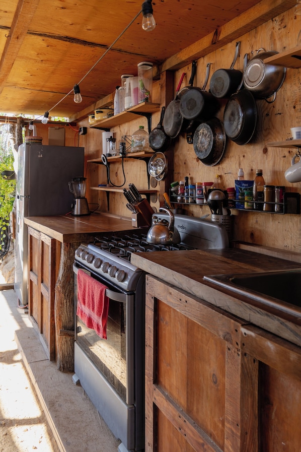 Refrigerador, horno, parrilla de estufa y utensilios de cocina 