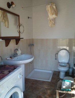 Ducha, secador de pelo, bidet, toallas