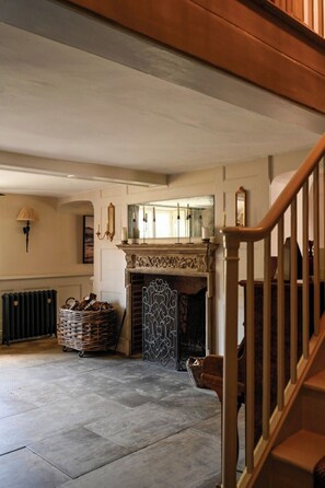 المنشأة من الداخل