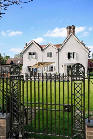 المنشأة من الخارج