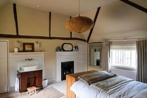 5 bedrooms, desk, iron/ironing board, free WiFi