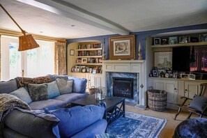 TV, fireplace, books, stereo - Designer-owned, luxurious and cosy historic Farmhouse dating from 1490 (Chesham)