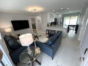Smart TV - Luxury Beach Getaway in Charming Dunedin (Dunedin)