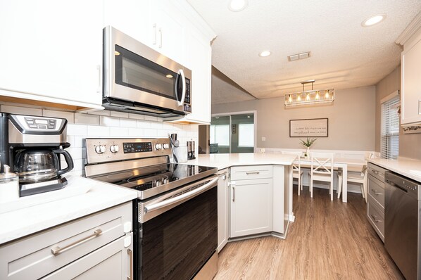 Refrigerador, microondas, horno y parrilla de estufa 