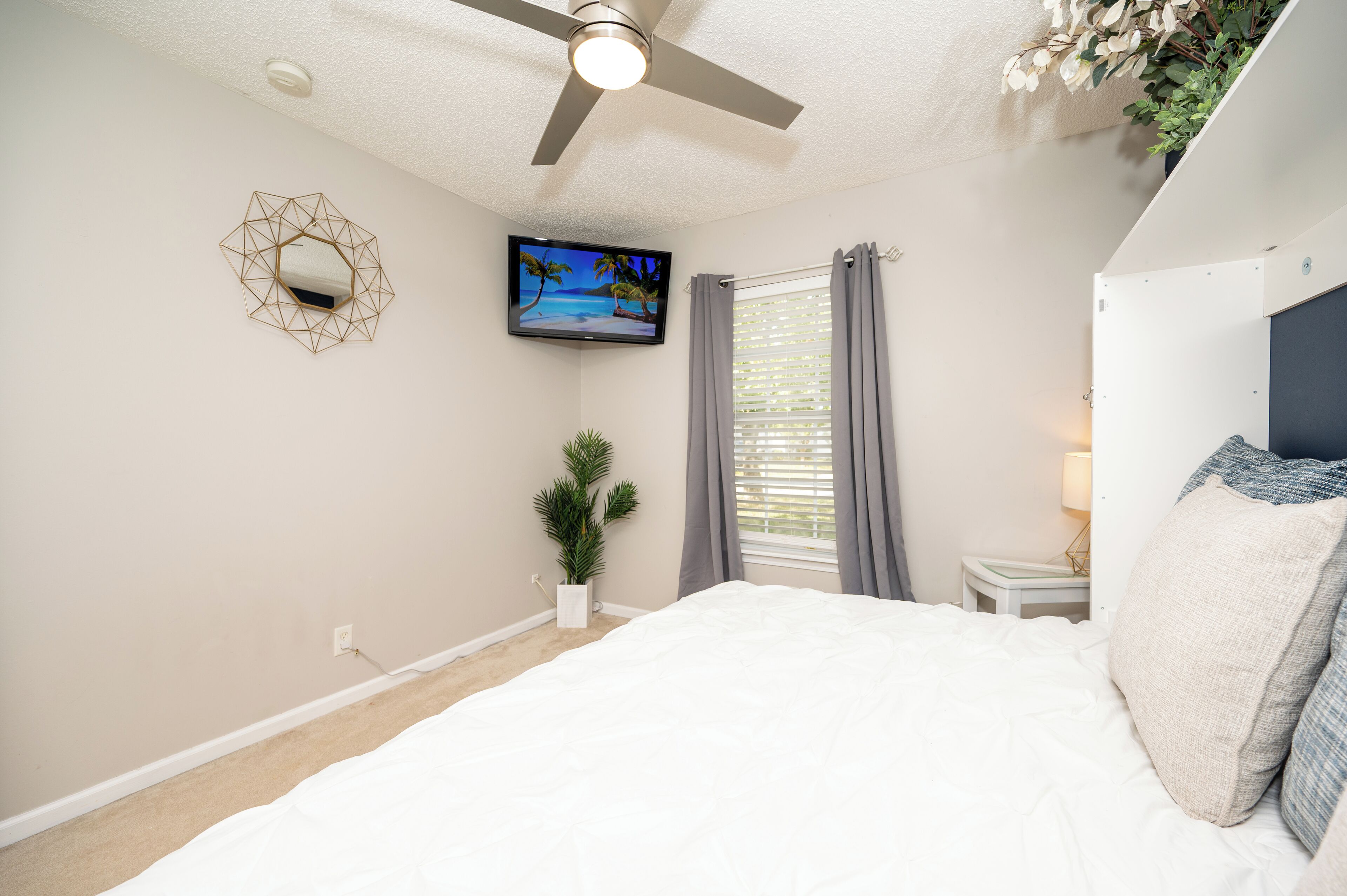 3 habitaciones, escritorio y tabla de planchar con plancha 