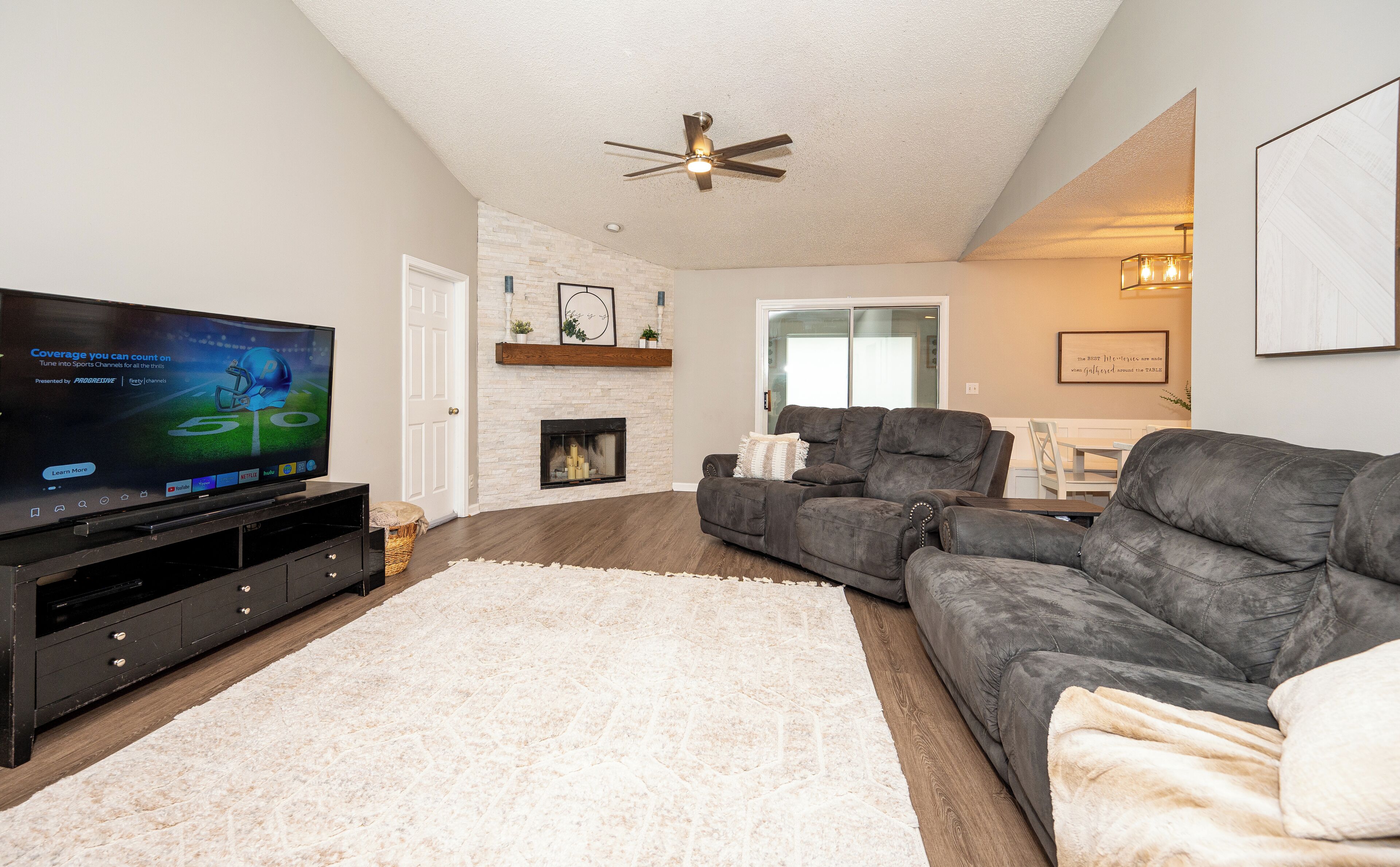 Smart TV, reproductor de DVD, libros y monitor de computadora 