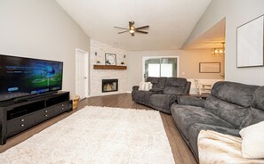 Smart TV, reproductor de DVD, libros y monitor de computadora 