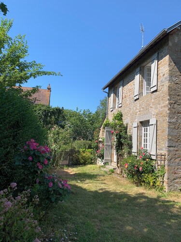 Cottage-style house between countryside and sea