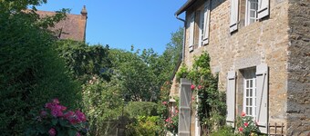 Cottage-style house between countryside and sea