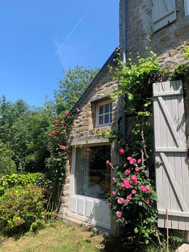 Cottage-style house between countryside and sea