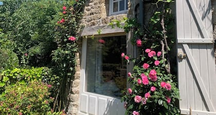 Cottage-style house between countryside and sea