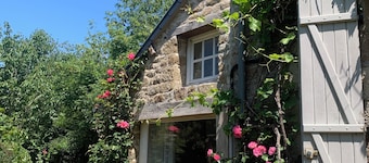 Cottage-style house between countryside and sea