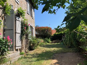 Property grounds - Cottage-style house between countryside and sea (Carolles)