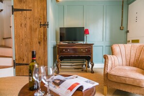 TV - Castle Cottage -  a holiday let that sleeps 4 guests  in 2 bedrooms (Canterbury)