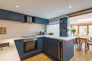Fridge, oven, dishwasher - Castle Cottage -  a holiday let that sleeps 4 guests  in 2 bedrooms (Canterbury)