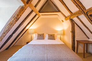 2 bedrooms, iron/ironing board, WiFi, bed sheets - Castle Cottage -  a holiday let that sleeps 4 guests  in 2 bedrooms (Canterbury)