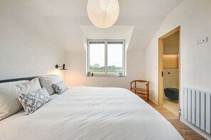 3 bedrooms, iron/ironing board, WiFi, bed sheets - Brook Lodge Farm - a holiday let that sleeps 6 guests in 3 bedrooms (Uckfield)